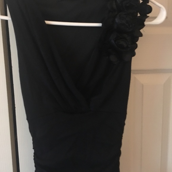 Beautiful NWOT black v-neck Rose top - Picture 6 of 7